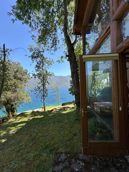 Casa frente al Lago Caburgua con playa privada