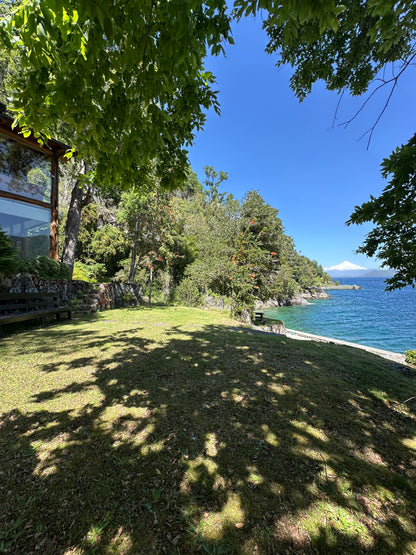 Casa frente al Lago Caburgua con playa privada